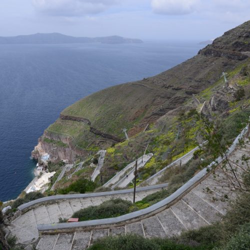 The zigzaing road to Athinios port